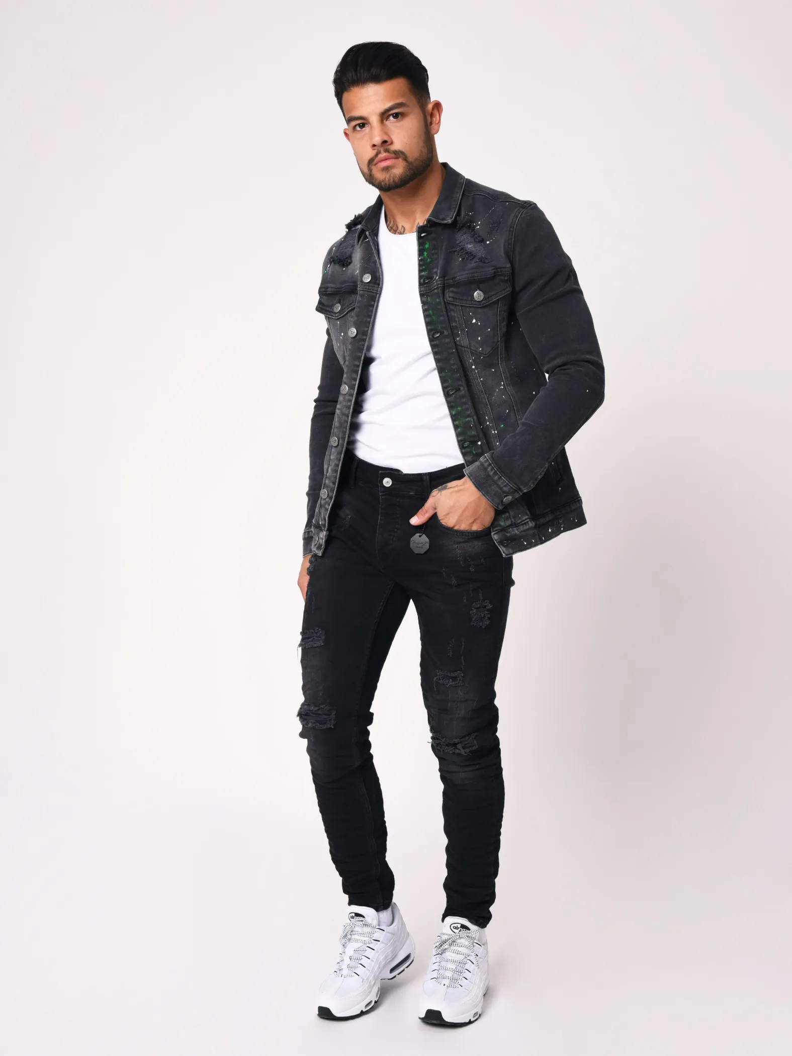Jeans pitillo negros con efecto desgastado