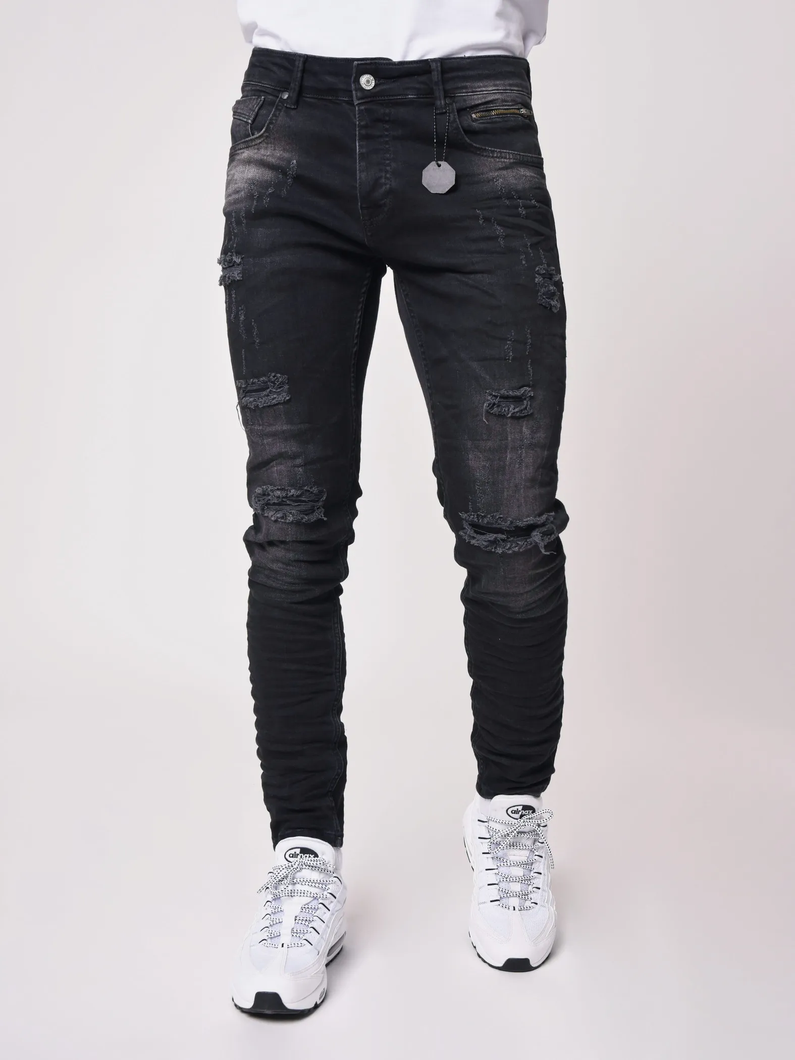 Jeans pitillo negros con efecto desgastado