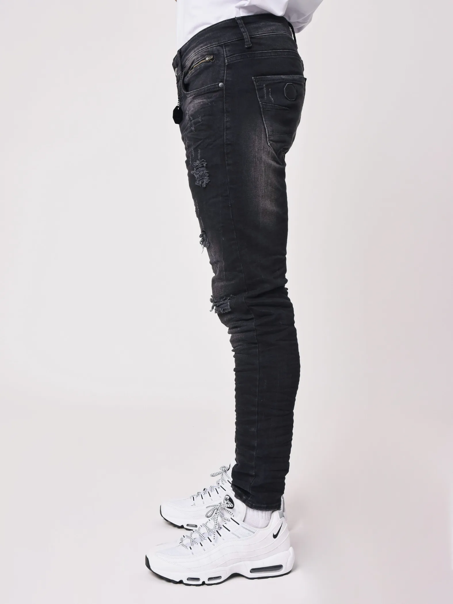 Jeans pitillo negros con efecto desgastado