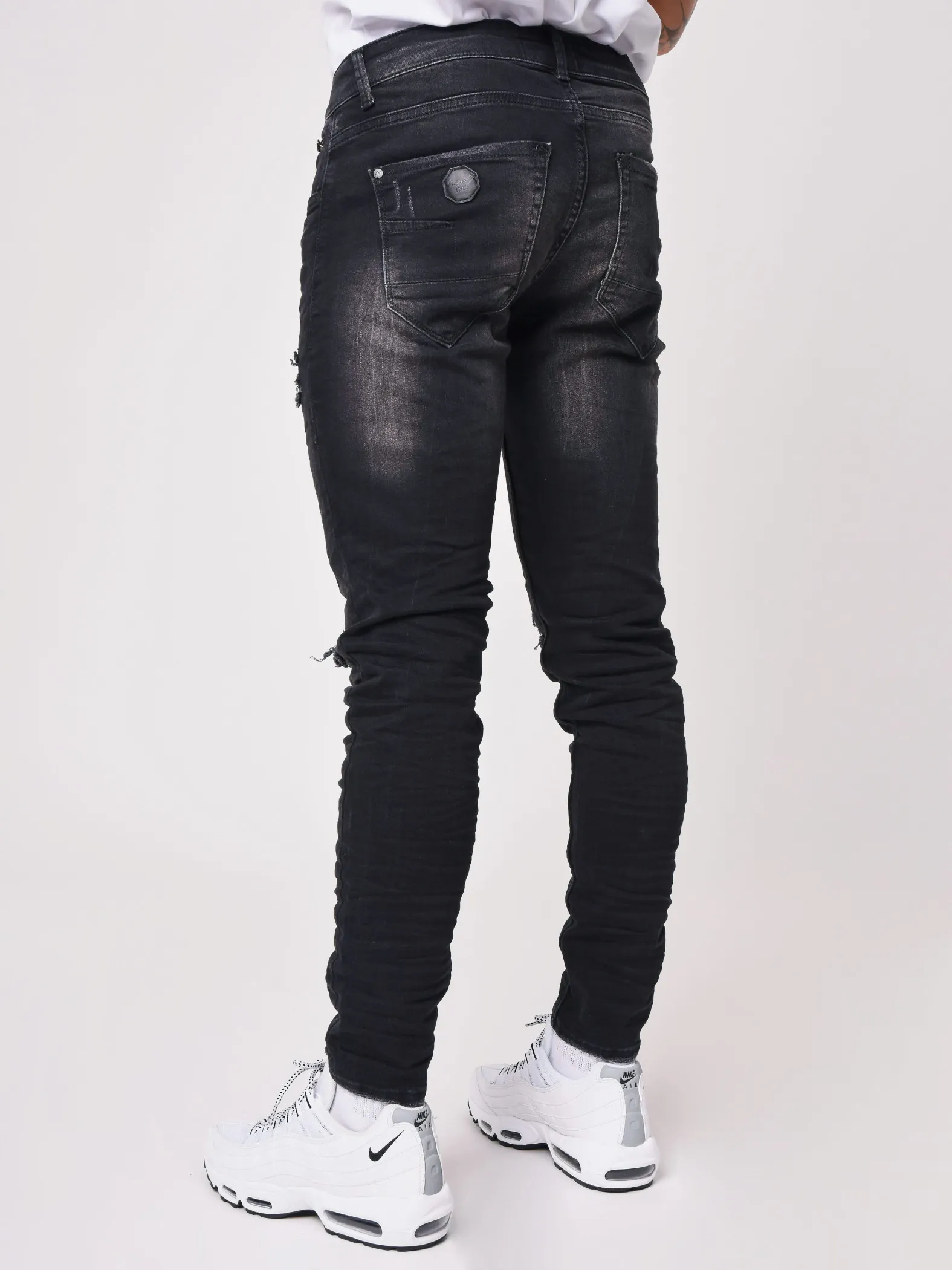 Jeans pitillo negros con efecto desgastado