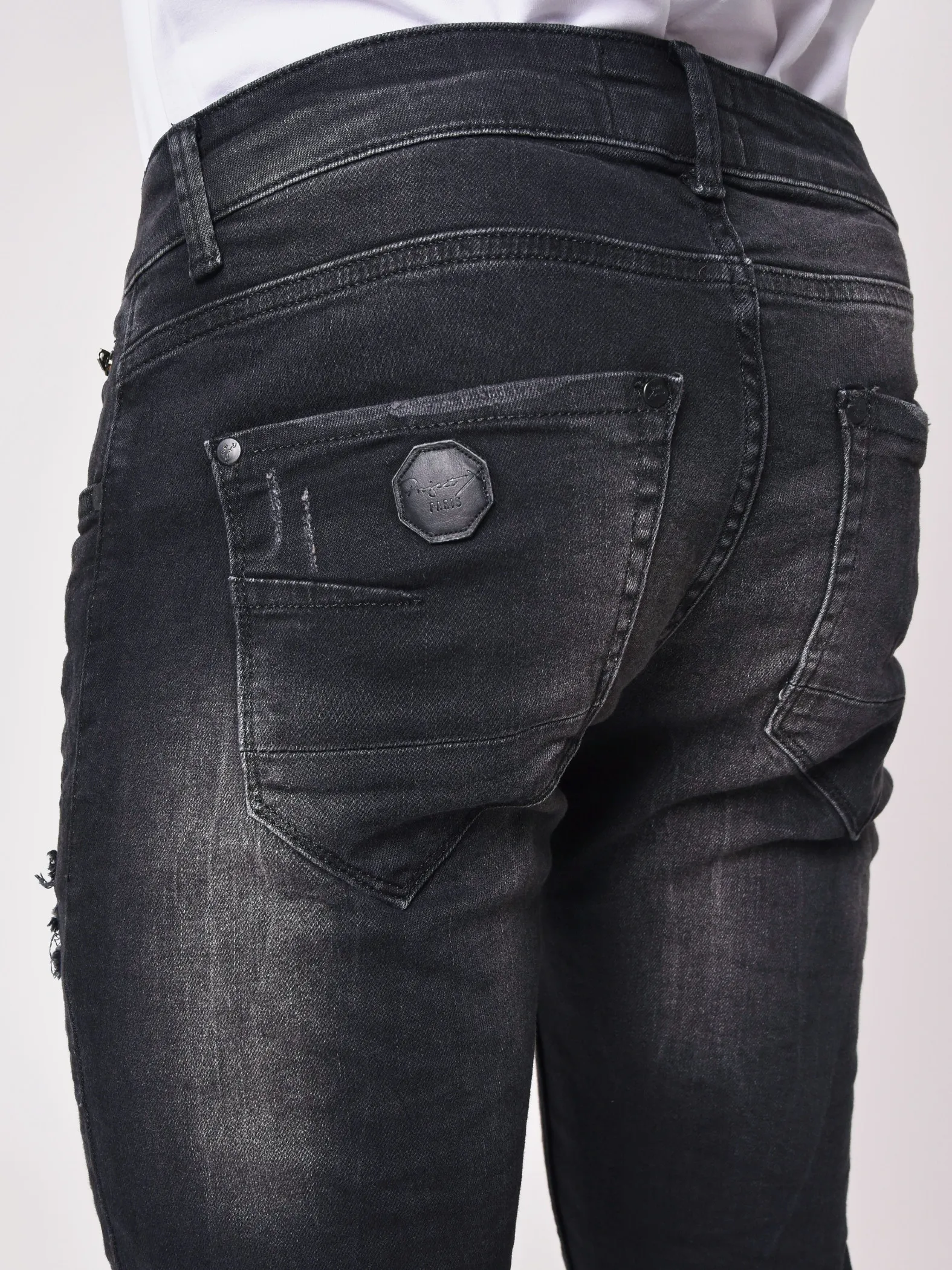 Jeans pitillo negros con efecto desgastado